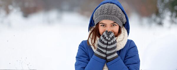 Zimowa pielęgnacja włosów: jak zadbać o nawilżenie i piękny wygląd zimą?