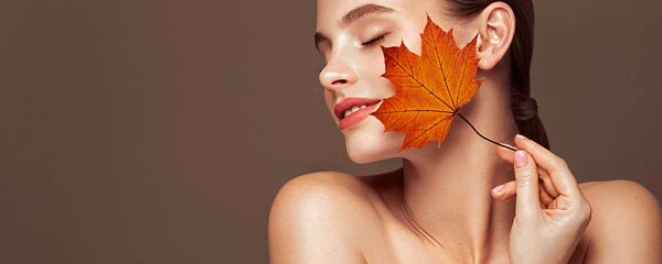 Jak dbać o skórę podczas przejścia z lata na jesień?