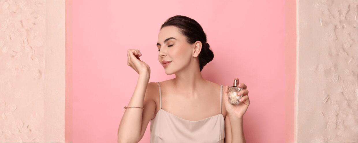Dlaczego perfumy ze sklepu pachną inaczej w domu? Odpowiedź cię zaskoczy